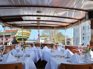 tijdens-het-diner-vaart
