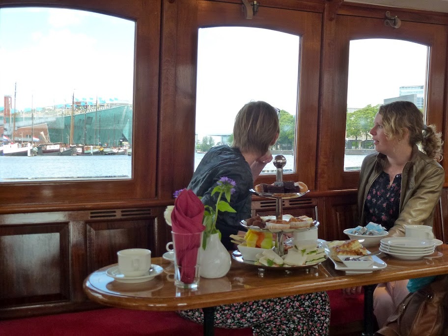high tea op een boot