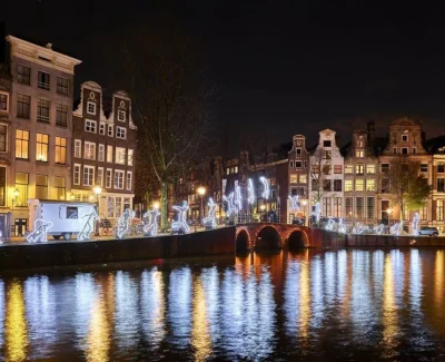 Het uitzicht vanaf het water op het Amsterdam Light Festival aanbieding